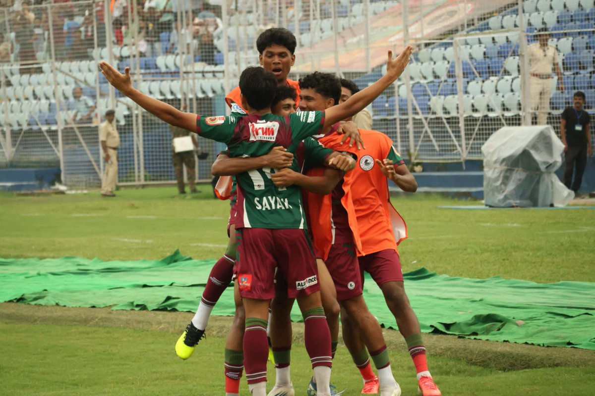 Mykhel_football's tweet photo. Sayan Banerjee scores the winner for Mohun Bagan to win the Calcutta Football League title.

The talented player joined MBSG from arch-rivals East Bengal this season and now gets hands on his first trophy as a Mariner.

#MohunBagan #CFL #IndianFootball #SayanBanerjee https://t.co/rpzYzE771Q