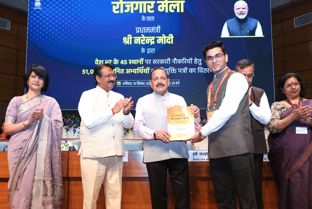 DrJitendraSingh's tweet photo. Visuals of #RozgarMela at the National Media Center, New Delhi. Youngsters enthusiastic to receive appointment letters, virtually released by PM Sh @narendramodi.

#DoPT https://t.co/Eu3wDwC6b2