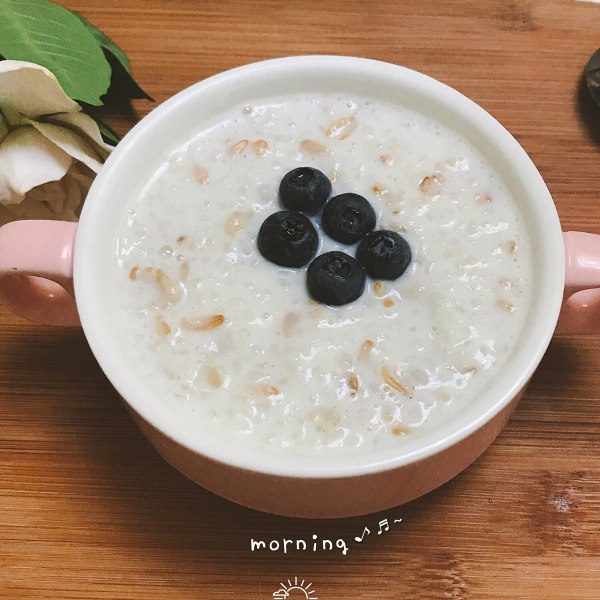 harperm3argaret's tweet photo. [Homemade oatmeal bowl with fresh blueberries and a drizzle of honey — perfect quick breakfast for a busy weekday!]， https://t.co/REcpUjcxJm