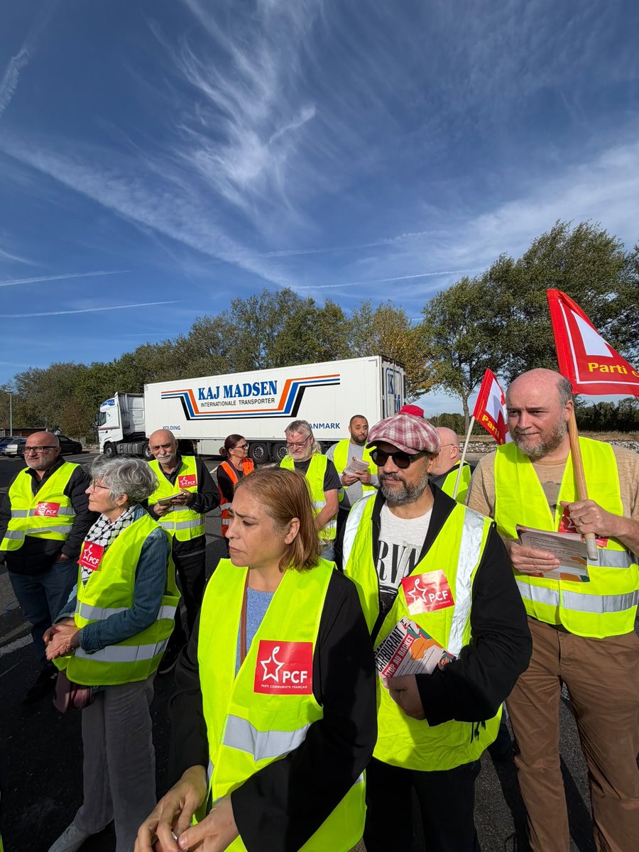 POIRSONChristi1's tweet photo. Nous avons ete à la rencontre des automobilistes du péage de Senlis pour sensibiliser sur la hausse du carburant et pour parler des solutions que nous portons nationalement. https://t.co/mYkhk8nhcl