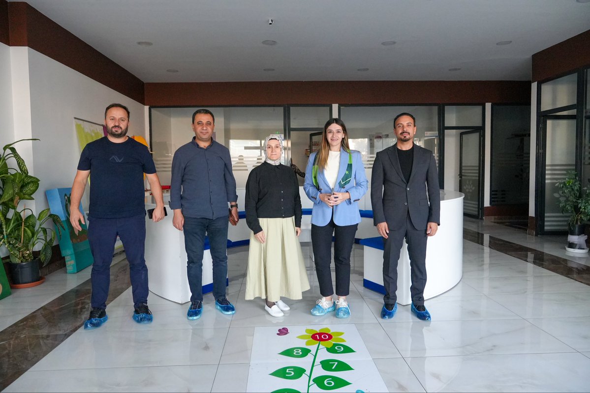 irem_bayram's tweet photo. Yeni eğitim-öğretim yılının başlangıcı vesilesiyle okullarımızı ziyaret ederek, yeni dönemin verimli ve başarılı geçmesi temennilerimizi ilettik. Eğitim sektörünün güncel sorunlarını ve beklentilerini istişare ederken, Yeni Ekonomi Nesli yönetimi olarak bu alana sunabileceğimiz katkıları detaylıca ele aldık.

Nasıl ki tüm sektörlerin yanında yer alıyorsak, eğitim sektörünün de her zaman en büyük destekçisiyiz. Bu duygu ve düşüncelerle yeni dönemin öğrencilerimize, velilerimize ve tüm eğitim camiamıza hayırlı olmasını diliyor; ilimizin ve ülkemizin beşeri sermayesinin gelişmesine değerli katkılar sunan tüm eğitim sektörü temsilcilerine teşekkürlerimizi sunuyoruz.

@yenekonominesli 

#yeniekonominesli #irembayram #vantso #van #vanekonomisi