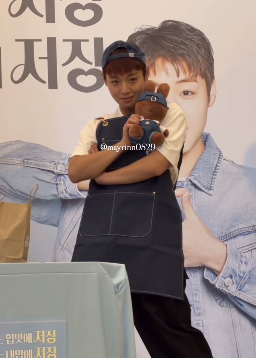 yeongoigu's tweet photo. Jihoon said he saw many may put this miffy keyring on bag so he will try wear the outfit just like miffy 🥰

🎥mayrinn0529 https://t.co/G69OefGAYR