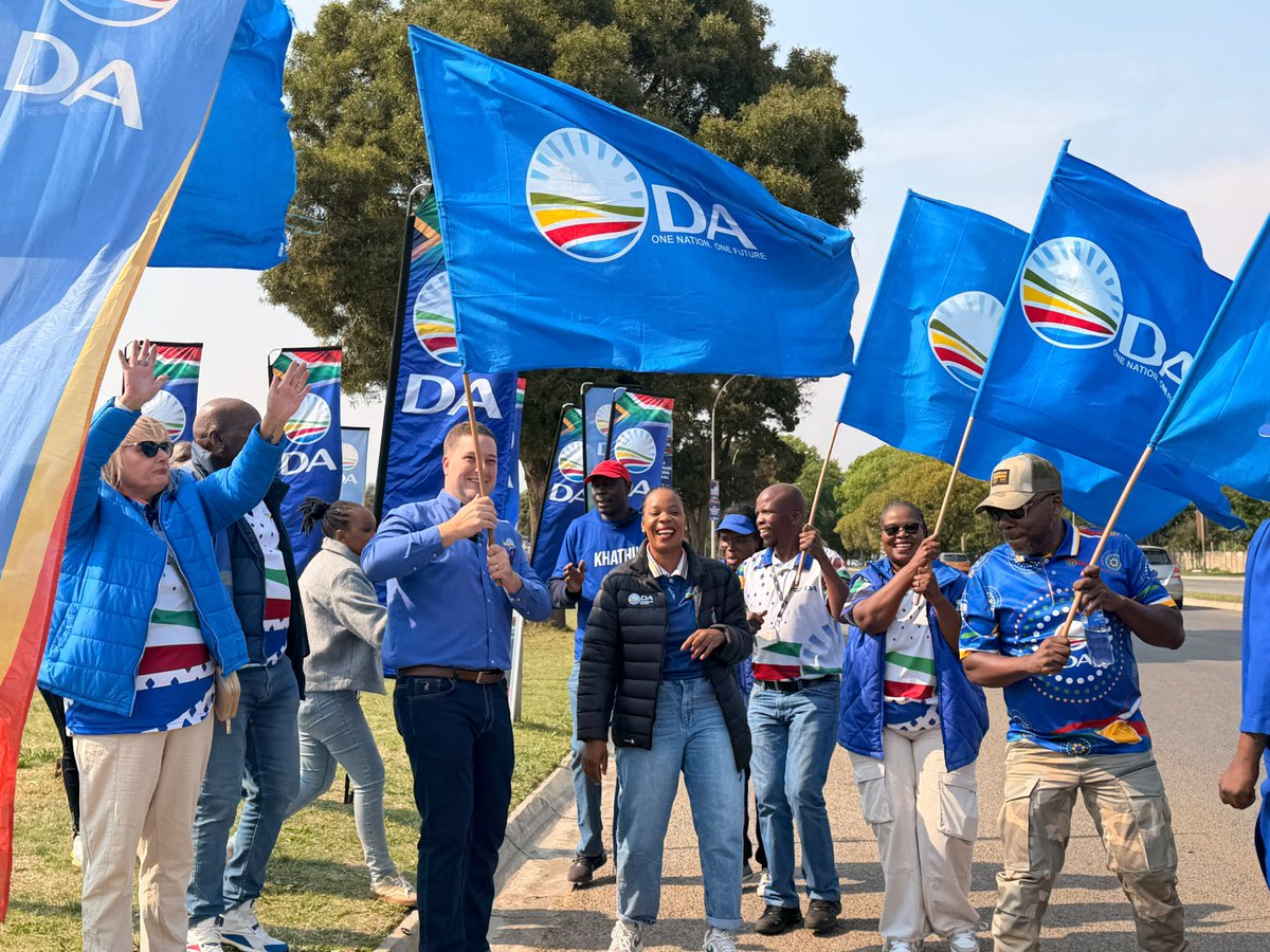Our_DA's tweet photo. 🗣️💙 The DA is in Benoni

This morning, DA Leader,  Geordin Hill-Lewis and DA Ekurhuleni Mayoral Candidate, Khathu Rasilingwane are on the ground, meeting residents, listening to communities and talking about the issues that matter.

Join us as we get our towns and cities working for all.🇿🇦