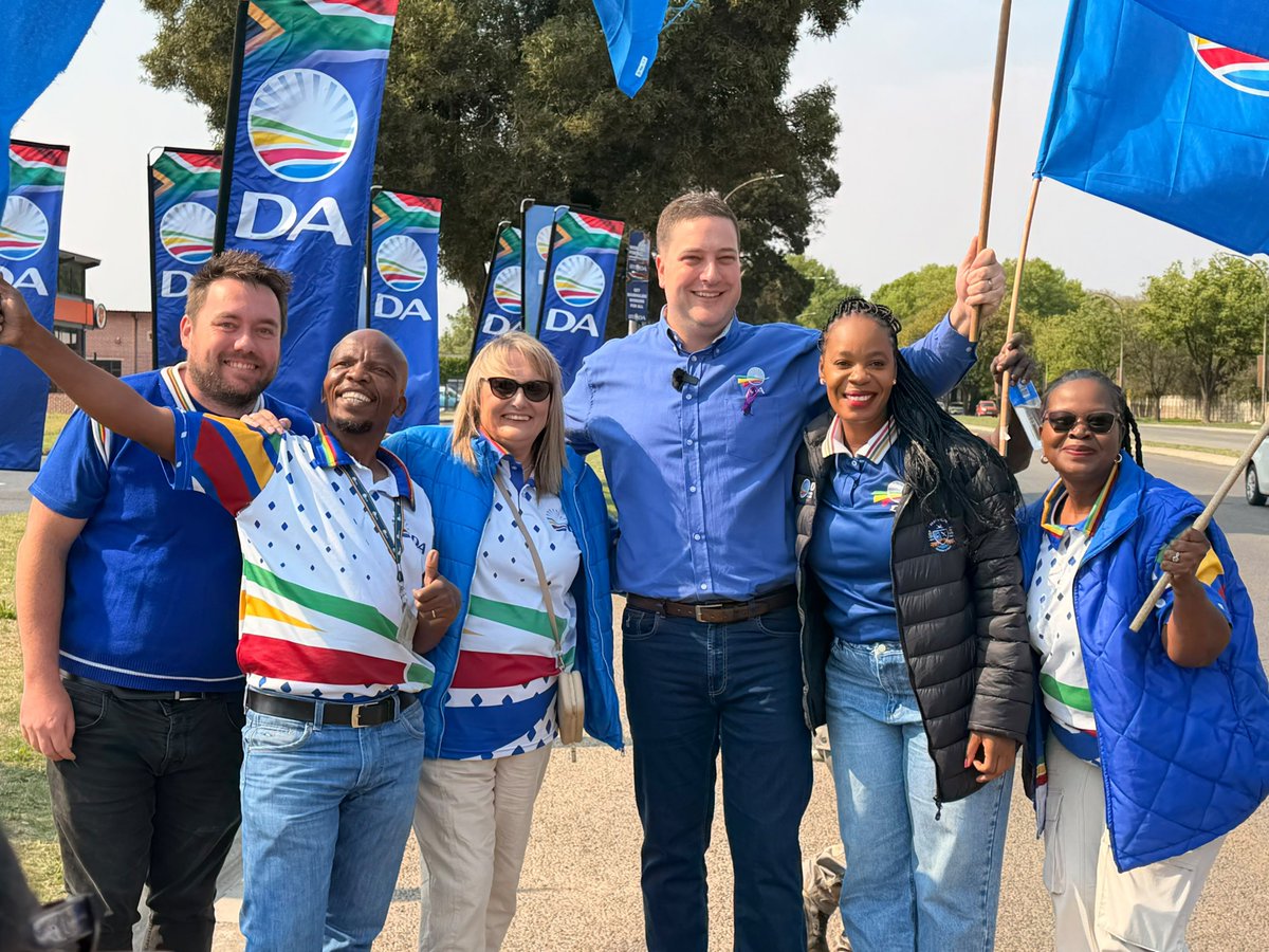 Our_DA's tweet photo. 🗣️💙 The DA is in Benoni

This morning, DA Leader,  Geordin Hill-Lewis and DA Ekurhuleni Mayoral Candidate, Khathu Rasilingwane are on the ground, meeting residents, listening to communities and talking about the issues that matter.

Join us as we get our towns and cities working for all.🇿🇦