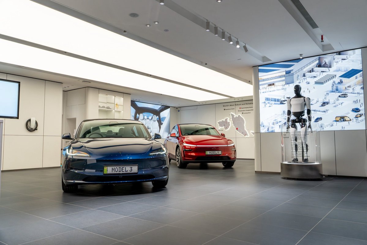 Future_Tesla_x's tweet photo. New Tesla location at Mid Valley Megamall

View &amp; test drive Model 3, Model Y &amp; Model Y L. Open daily from 10am - 10pm https://t.co/t9Pe2ZSew0