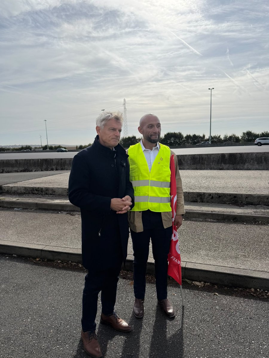 POIRSONChristi1's tweet photo. Au péage de Senlis avec les militants de la Fédé de l'Oise https://t.co/Z4zYU0JyDV