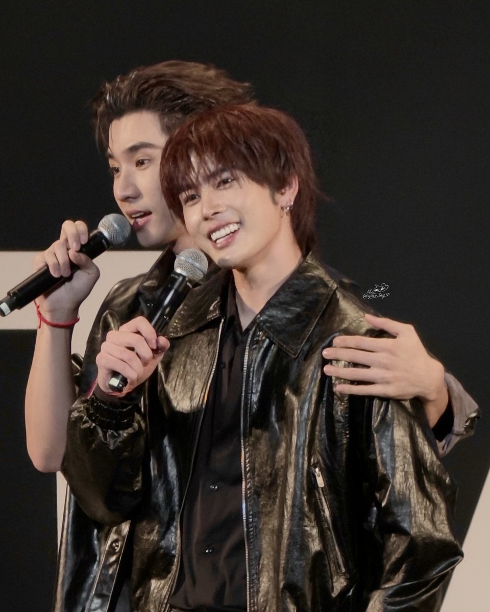 yuco_tay's tweet photo. 終始仲良しでした😌

 #GMMTVFANDAY33INOSAKA
#PerthSantaXFanday33inOSAKA 
#PerthSanta https://t.co/4ejClBZhc3