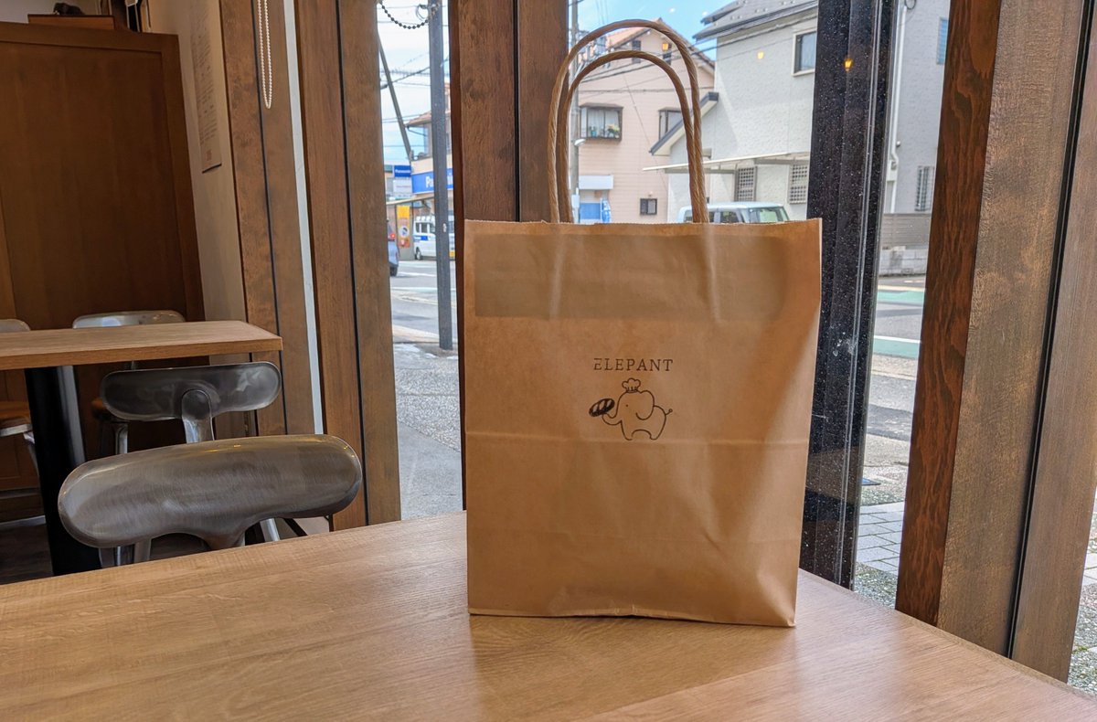 chiheroI8829's tweet photo. ずっと行きそびれてた
パン屋さんに行ってきましたぁ🐘

レトロな店内に店名の『エレパント』
モチーフでもある像の小物が所々に
あしらわれててパンの香ばしい香りが漂ってました🍞✨

来週からも頑張れそう😁

＃elepant https://t.co/tIfwmxILcR