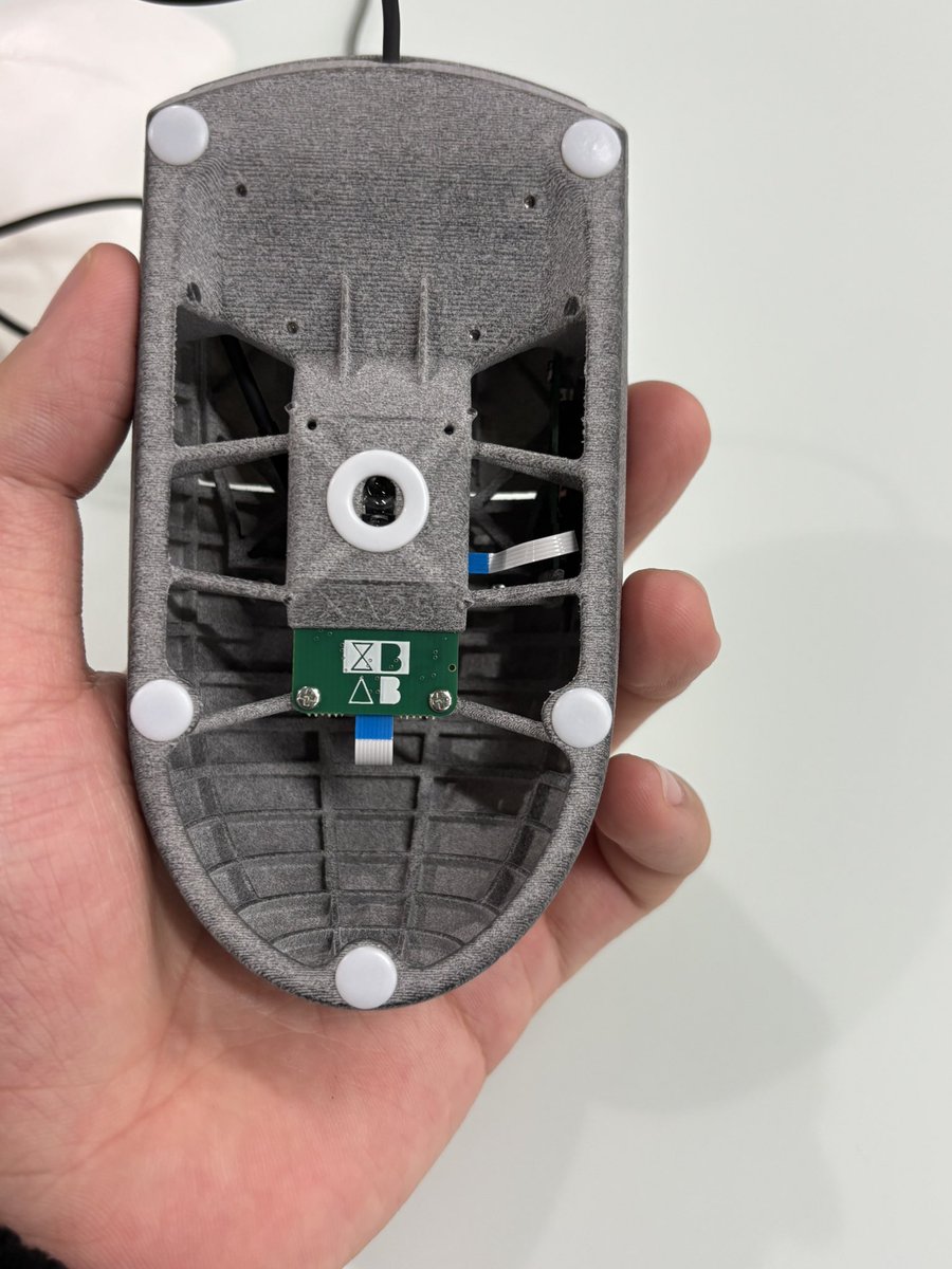 MogamiTsubasa_V's tweet photo. XBAB LABS XA25
想像以上にシェルの剛性が高い 3D Print タイプのマウス。
表面は 3D Print と思えないほど滑らかではあるものの少し滑りやすいように思えてしまうのが玉に瑕。
G305 を思わせるリアサイド/ハンプのかなり細く高くなっていく形状が特徴的。

有線タイプのマウスとしては OP1 8K V2 を超えるクリック遅延を持つ、現在の正真正銘最速のマウスであり正直かなり欲しい。