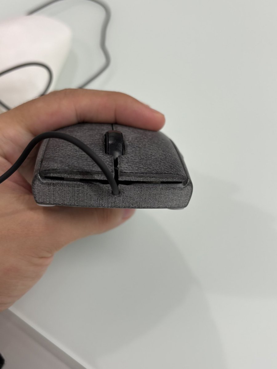 MogamiTsubasa_V's tweet photo. XBAB LABS XA25
想像以上にシェルの剛性が高い 3D Print タイプのマウス。
表面は 3D Print と思えないほど滑らかではあるものの少し滑りやすいように思えてしまうのが玉に瑕。
G305 を思わせるリアサイド/ハンプのかなり細く高くなっていく形状が特徴的。

有線タイプのマウスとしては OP1 8K V2 を超えるクリック遅延を持つ、現在の正真正銘最速のマウスであり正直かなり欲しい。