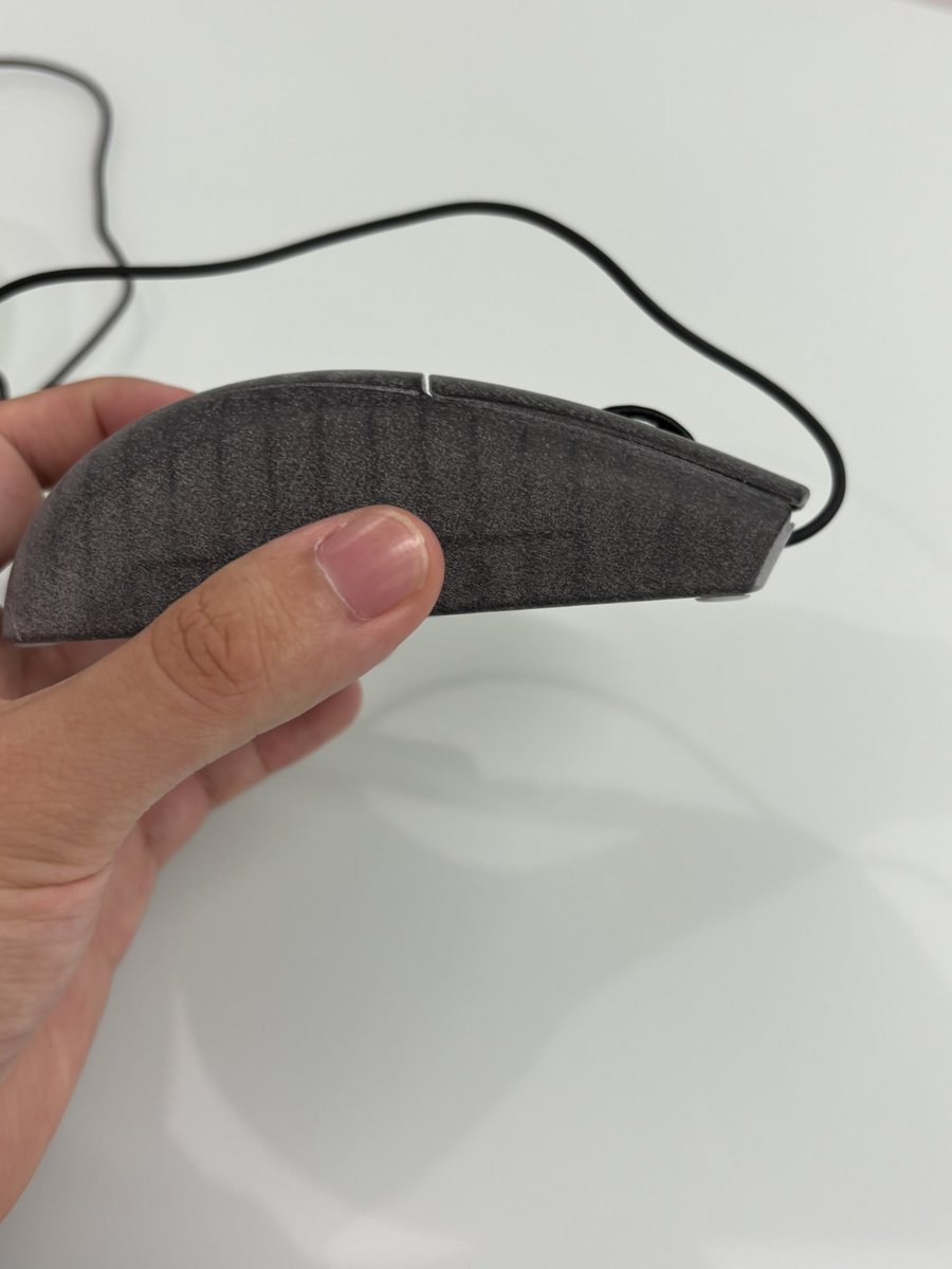 MogamiTsubasa_V's tweet photo. XBAB LABS XA25
想像以上にシェルの剛性が高い 3D Print タイプのマウス。
表面は 3D Print と思えないほど滑らかではあるものの少し滑りやすいように思えてしまうのが玉に瑕。
G305 を思わせるリアサイド/ハンプのかなり細く高くなっていく形状が特徴的。

有線タイプのマウスとしては OP1 8K V2 を超えるクリック遅延を持つ、現在の正真正銘最速のマウスであり正直かなり欲しい。