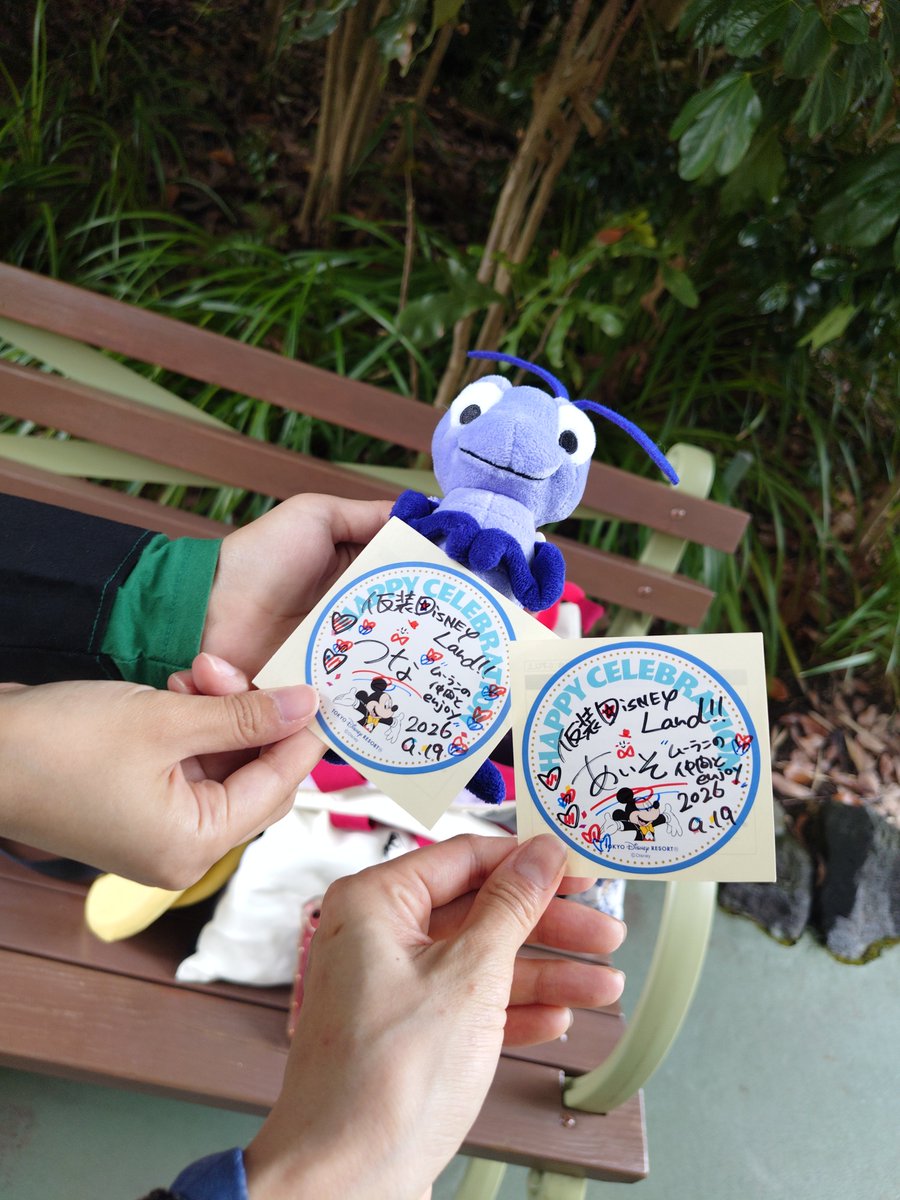D_trpl_iso's tweet photo. ムーラン＆ピンで仮装してきました！
キャストさんがシール描いてくれた！
そして奇跡的に2人とも地毛 笑

ピン:@SEA__chiken 
#Dハロ仮装2026 https://t.co/l3eHWmZHx1