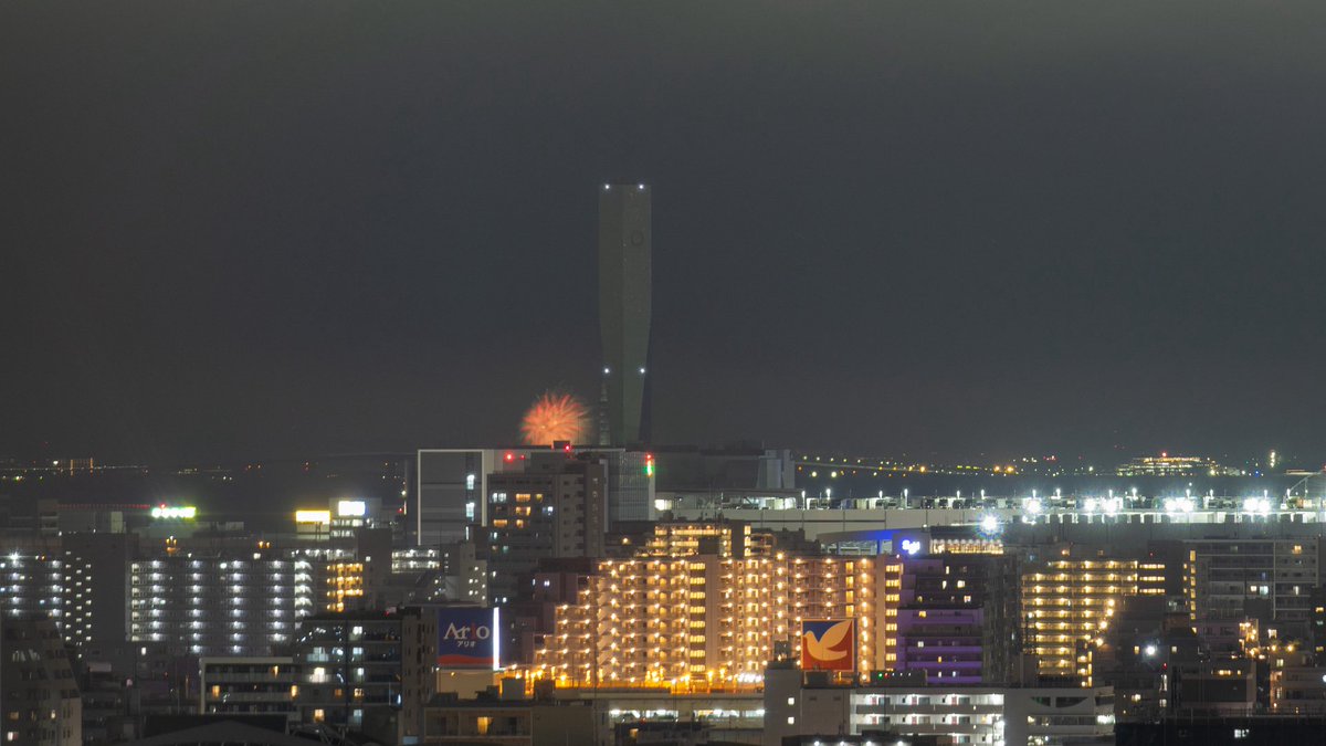sanitywiped's tweet photo. 今夜は墨田区曳舟の自宅から43km離れた「利根川大花火大会」を撮りたかったのですが視程が悪くて全く見えず、代わりに木更津の三日月海上花火(33km先)を撮りました。
https://t.co/QkqWQ1u80X

#龍宮城スパホテル三日月 #花火 https://t.co/CKivfTiZyH