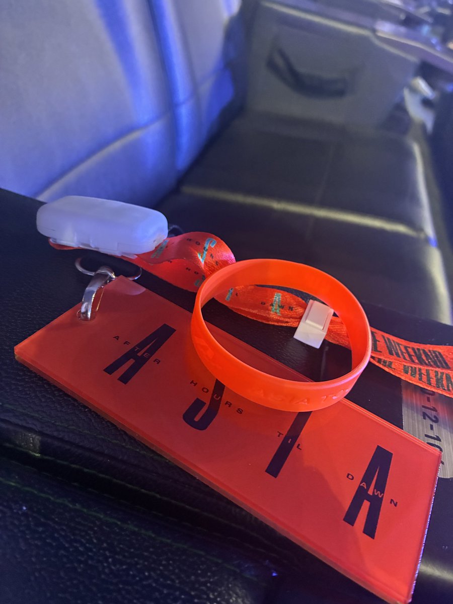 MusicLovers_WM's tweet photo. せっかくいいシートの席だから、
のんびりくつろいでから帰ろうっと💺
どうせ電車混んでて乗れないし🚃
#TheWeeknd 
#ベルーナドーム https://t.co/TjVIAFjZ8G