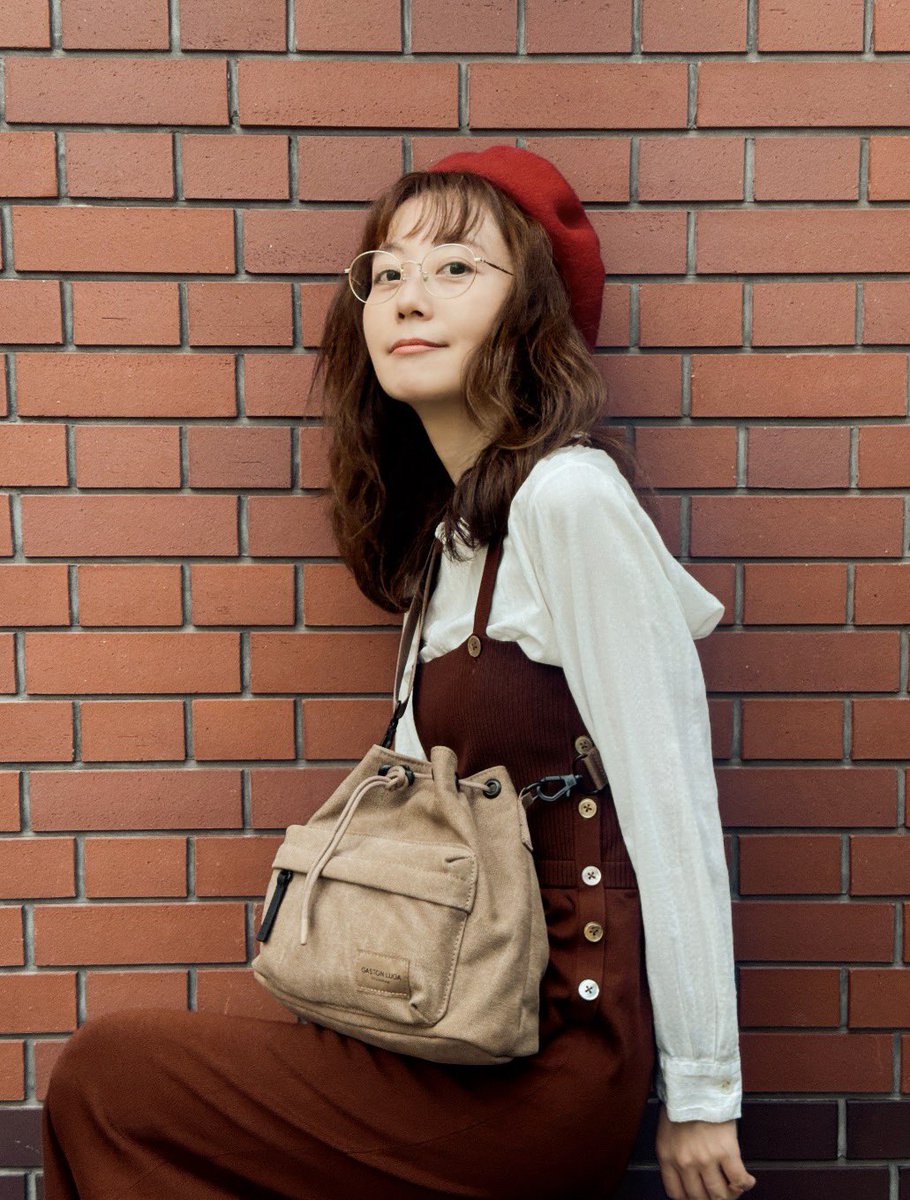 neatsyui's tweet photo. だんだん肌寒くなってきて、帽子と重ね着が楽しい季節🍂このボディバックは撥水加工のキャンバス生地で、突然の雨でも安心です。折りたたみ傘も入るよ◎

北欧ならではの優しい色と、ソフトな形がお気に入りです。

#GastonLuga 🇸🇪
Spläsh Bucket Crossbody
Dusty Brown

code：NEATS
公式オンラインストア全商品20%OFF

@gastonluga_jp 
#ガストンルーガ　#PR　#ad　#クロスボディバッグ