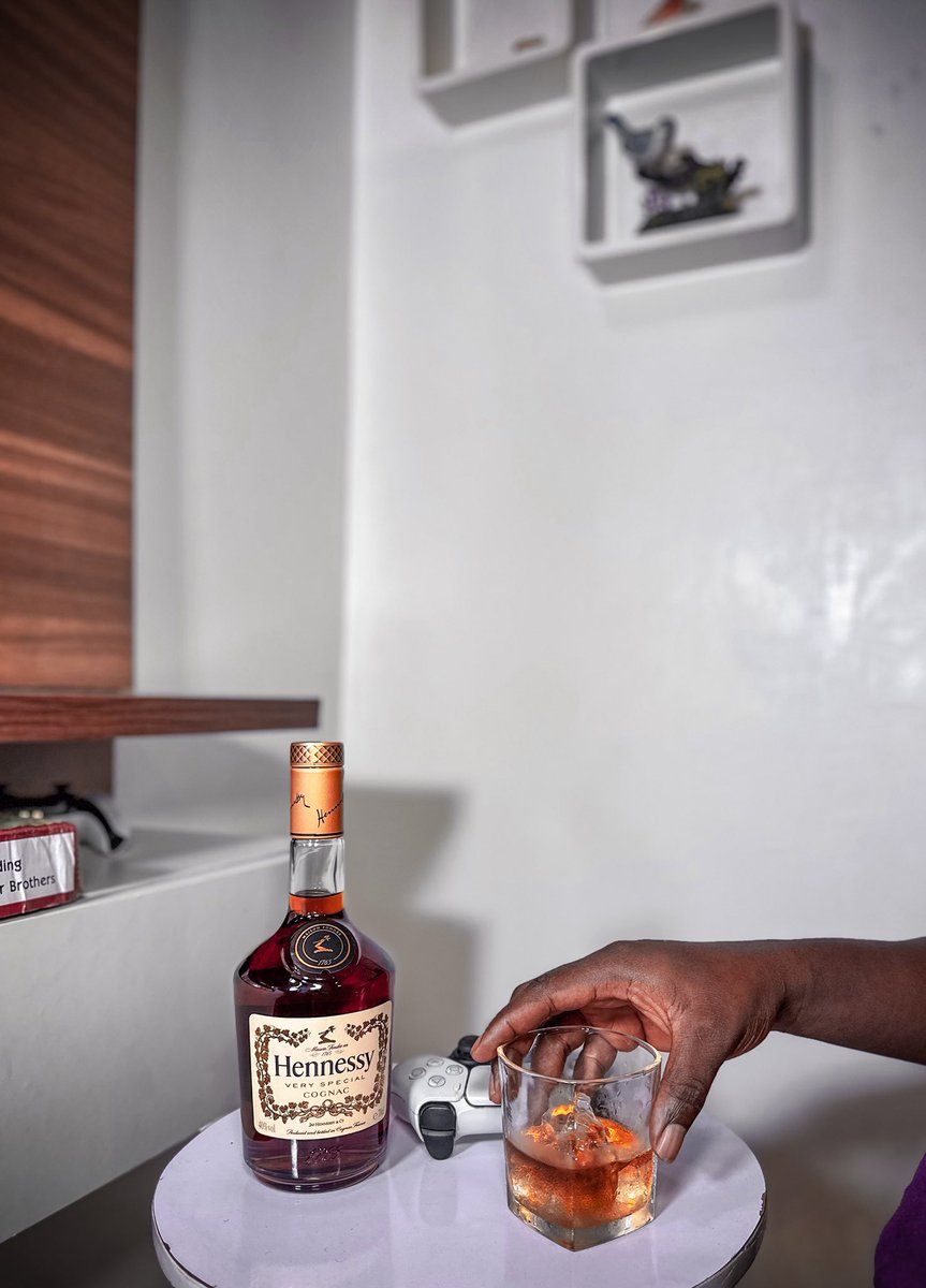 UncleOsas_'s tweet photo. My weekends are usually packed with events, meetings and one activity or another, but this weekend hit different👌🏽

Relax, sip some Hennessy, unwind 🥃 https://t.co/xu0GGHbuvQ