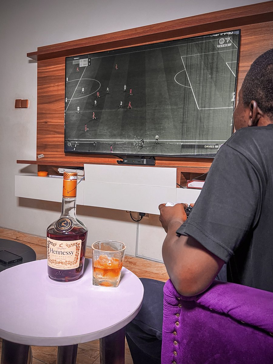 UncleOsas_'s tweet photo. My weekends are usually packed with events, meetings and one activity or another, but this weekend hit different👌🏽

Relax, sip some Hennessy, unwind 🥃 https://t.co/xu0GGHbuvQ