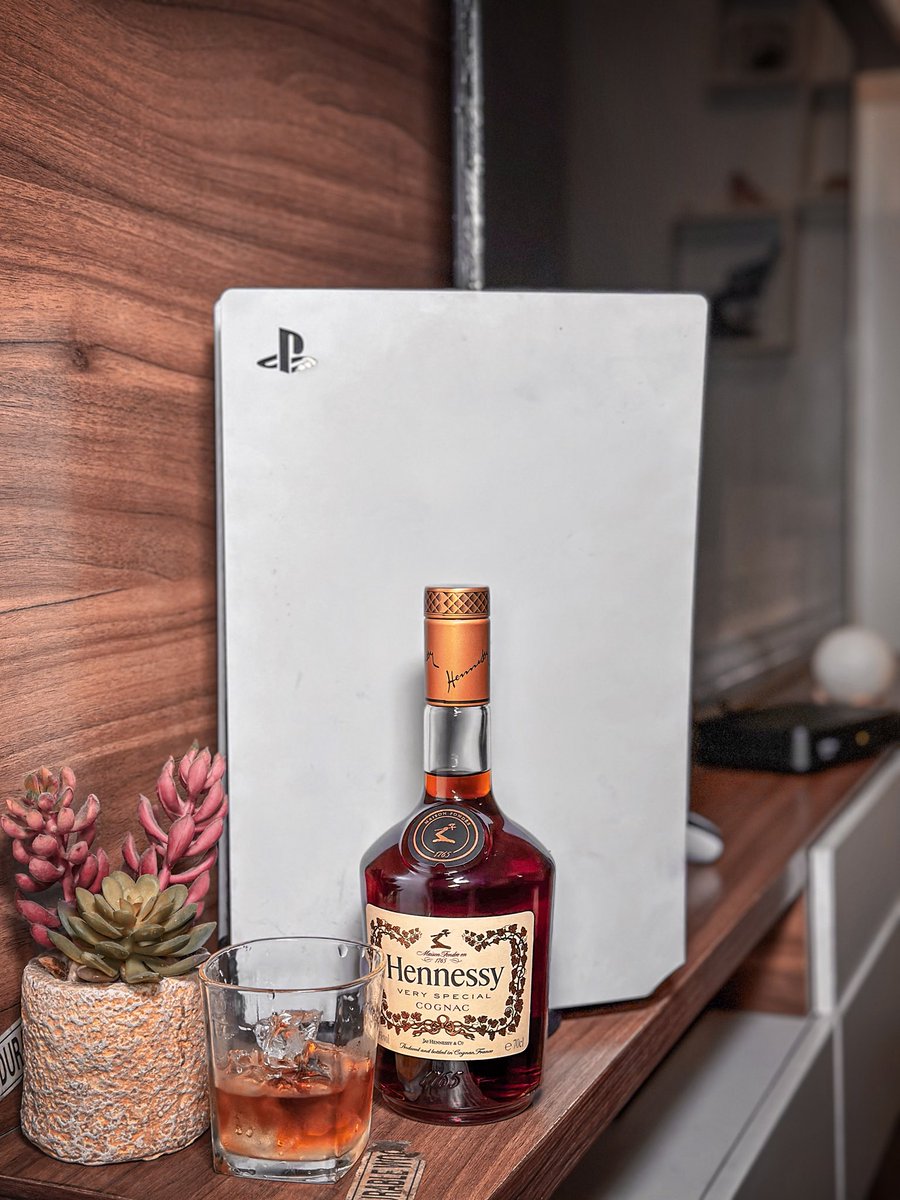 UncleOsas_'s tweet photo. My weekends are usually packed with events, meetings and one activity or another, but this weekend hit different👌🏽

Relax, sip some Hennessy, unwind 🥃 https://t.co/xu0GGHbuvQ