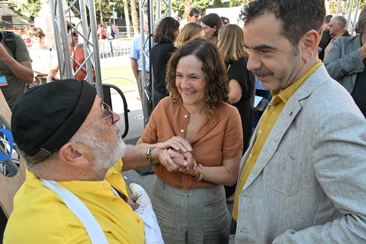 cultura_cat's tweet photo. Tens molt per veure i molt per llegir a la 44a @LaSetmana: més de 350 activitats per a tots els gustos i tipus de públics.

📷 La consellera @shalmodovar ha visitat avui la gran festa del llibre en català.

📚 Fins al 27 de setembre al Passeig Lluís Companys de Barcelona https://t.co/oUoxXu1Cix