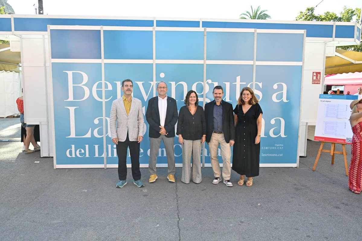 cultura_cat's tweet photo. Tens molt per veure i molt per llegir a la 44a @LaSetmana: més de 350 activitats per a tots els gustos i tipus de públics.

📷 La consellera @shalmodovar ha visitat avui la gran festa del llibre en català.

📚 Fins al 27 de setembre al Passeig Lluís Companys de Barcelona https://t.co/oUoxXu1Cix