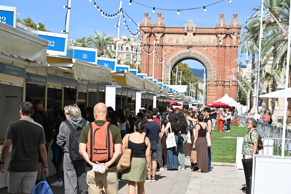 cultura_cat's tweet photo. Tens molt per veure i molt per llegir a la 44a @LaSetmana: més de 350 activitats per a tots els gustos i tipus de públics.

📷 La consellera @shalmodovar ha visitat avui la gran festa del llibre en català.

📚 Fins al 27 de setembre al Passeig Lluís Companys de Barcelona https://t.co/oUoxXu1Cix
