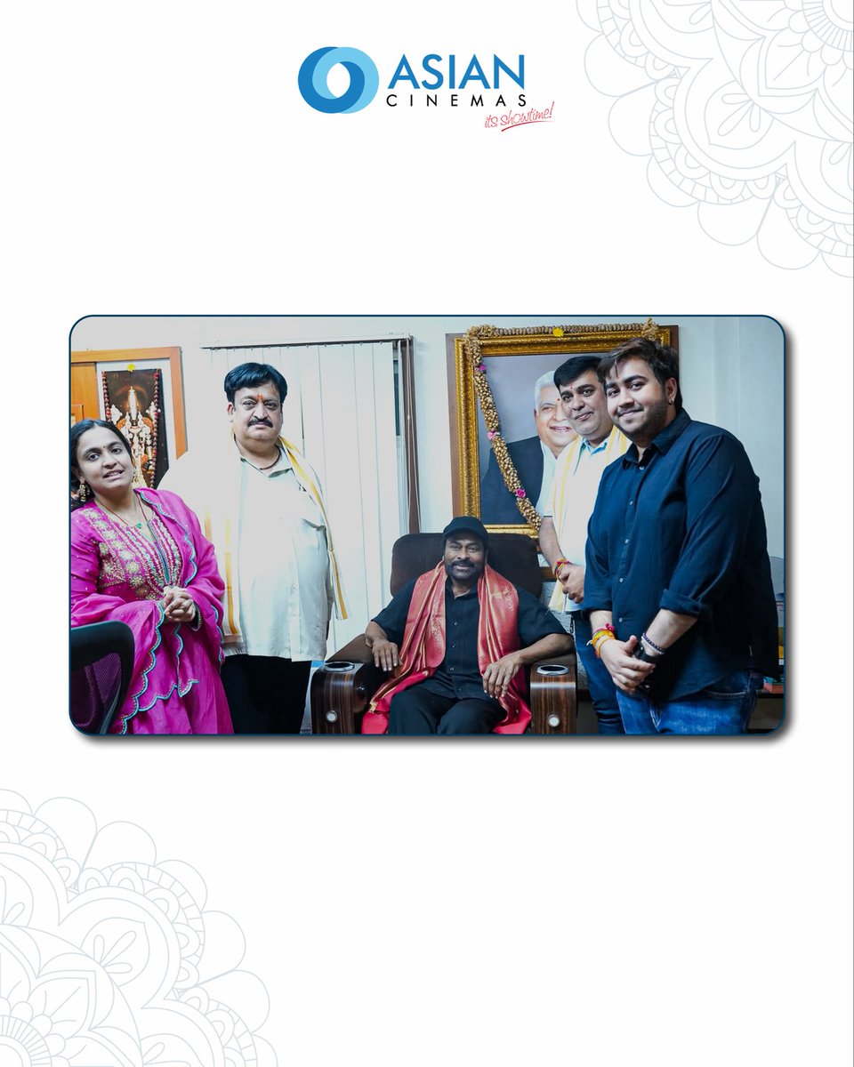 AsianCinemas_'s tweet photo. A blessed Ganesh Visarjan filled with devotion, positivity and cherished moments, in the presence of Megastar Chiranjeevi Garu. 🙏✨

#GaneshVisarjan #VinayakaChavithi #GaneshChaturthi #AsianCinemas #chiranjeevikonidela https://t.co/PMzTElfQiH