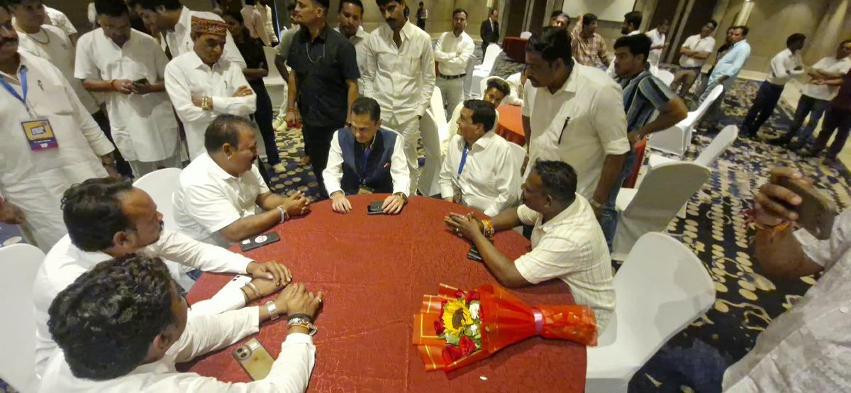 NakulKNath's tweet photo. आज इंदौर की पावन धरा पर प्रदेशभर से आए कांग्रेस पार्टी के समर्पित कार्यकर्ताओं एवं साथियों से आत्मीय मुलाकात हुई। संगठन, जनसेवा और जनता के अधिकारों से जुड़े विभिन्न विषयों पर सार्थक संवाद हुआ।

कांग्रेस का हर कार्यकर्ता हमारी ताकत है और जनता की आवाज़ को मजबूती से उठाने का हमारा संकल्प निरंतर जारी रहेगा।