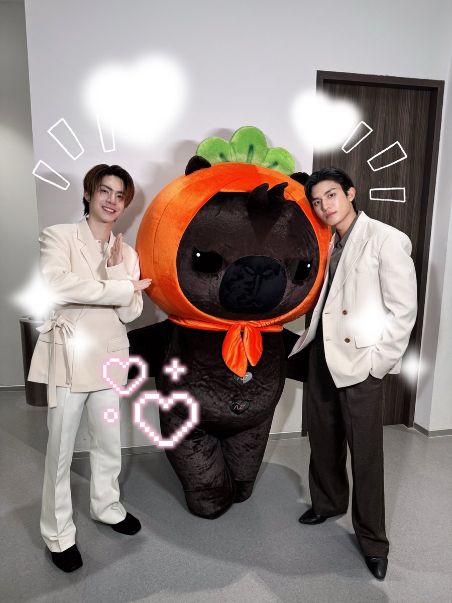 JookKroo_DMD's tweet photo. กาแฟอาจทำให้ใจสั่น ครอบครัวของเรานั้นทำให้ใจละลายฮับ🖤🐰🥕💗🫠

ออป๊าคมเข้ม 🤎☕️
ออปี๊ชิอ้วน 🥛☕️
จะไปเติมความกลมกล่อมให้กาแฟในใจย้วยแล้วนะฮ้าาา

ส่วนจุ๊กมอคค่าหล่อกึงกลมกลิ้งฮะ 😎🌀

ส่งกำลังใจให้จุ๊กด้วยนะฮะพุงจุ๊กเด้ง เด้ง เด้ง เด้งไปหาย้วย(🤭) 

NETJJ ICON COFFEE 26 

#ICONICCRAFTCOFFEExNETJJ