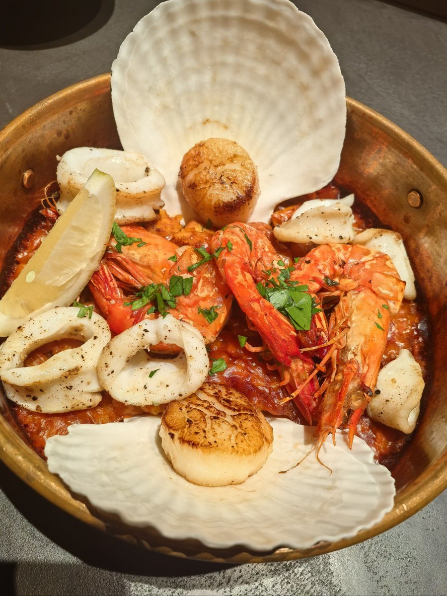 MajorOdon2sre's tweet photo. Descubre el sabor auténtico de la paella valenciana con marisco fresco, una joya de la cocina espaola que llena tu paladar de calor y tradición!， https://t.co/72vkxwyezQ
