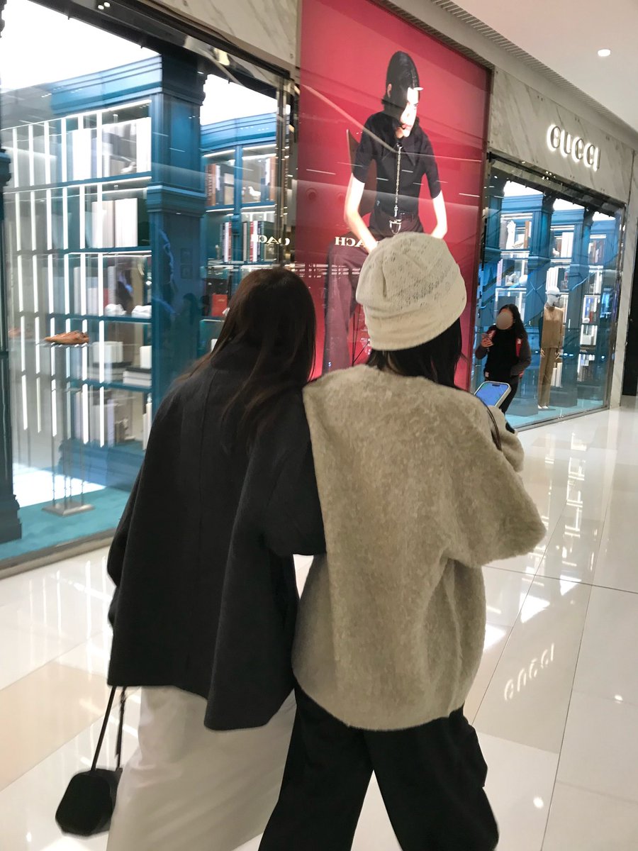 moz_x_'s tweet photo. 상하이여행 때 머리 만지기 귀찮을때마다 쓰고 나갔는데 모자 잘 안어울리는편인데도 예쁘고 사진에서도 잘나옴..! https://t.co/8r4Y9h7TwT