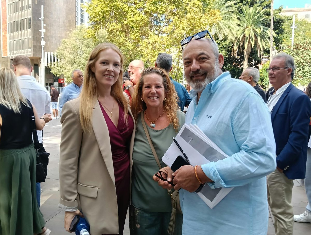 Vox_Palma's tweet photo. 🟢 ¡¡ VOX PALMA VUELVE A LA CARGA !!

👉🏻El equipo de VOX Palma ha vuelto a la calle con su nueva temporada de carpas y mesas informativas. Este sábado 19 de septiembre nos hemos situado en la Plaza de España, punto neurálgico de nuestra ciudad. 

👉🏻Fulgencio Coll, coordinador de VOX Palma, junto a su vicecoordinadora, Jero Mayans, y el resto de nuestros concejales del grupo municipal, han ejercido como anfitriones en esta mañana sabatina, y han arropado a nuestro magnífico equipo de voluntarios de mesas informativas. 
14 apoderados y 5 nuevos afiliados se han sumado a nuestro proyecto para Palma, y a los que les damos encarecidamente las gracias. 

👉🏻No se ha querido perder la cita el Presidente de VOX Baleares, Gabriel Le Senne, quien ha acudido junto a su vicepresidente, Melina Merki, y su responsable de organización territorial, el diputado Sergio Rodríguez. También, nuestro ex diputado nacional, Antonio Salvá, ha estado presente. 

#VOX #VOXÚtil #voxpalmacumple
