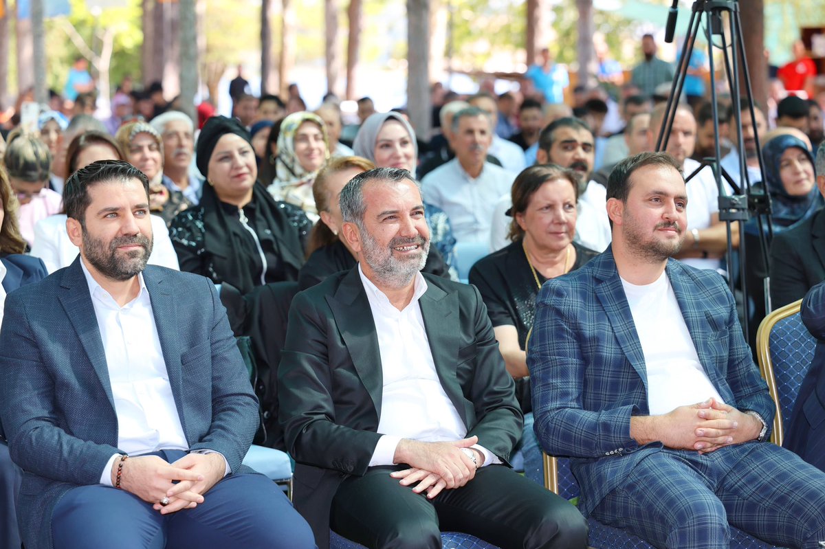 sahin_serifoglu's tweet photo. Biz büyük bir aileyiz.

AK Parti’ye gönül veren teşkilat mensubu büyüklerimizle ve kardeşlerimizle bir aradayız.

Birliğimiz ve beraberlik içerisinde ilk günkü aşkımızla milletimizin hizmet etmeye devam edeceğiz. 

📍AK Parti Elazığ Teşkilat Kampı/Sivrice

@RTErdogan @Akparti @mustafademir