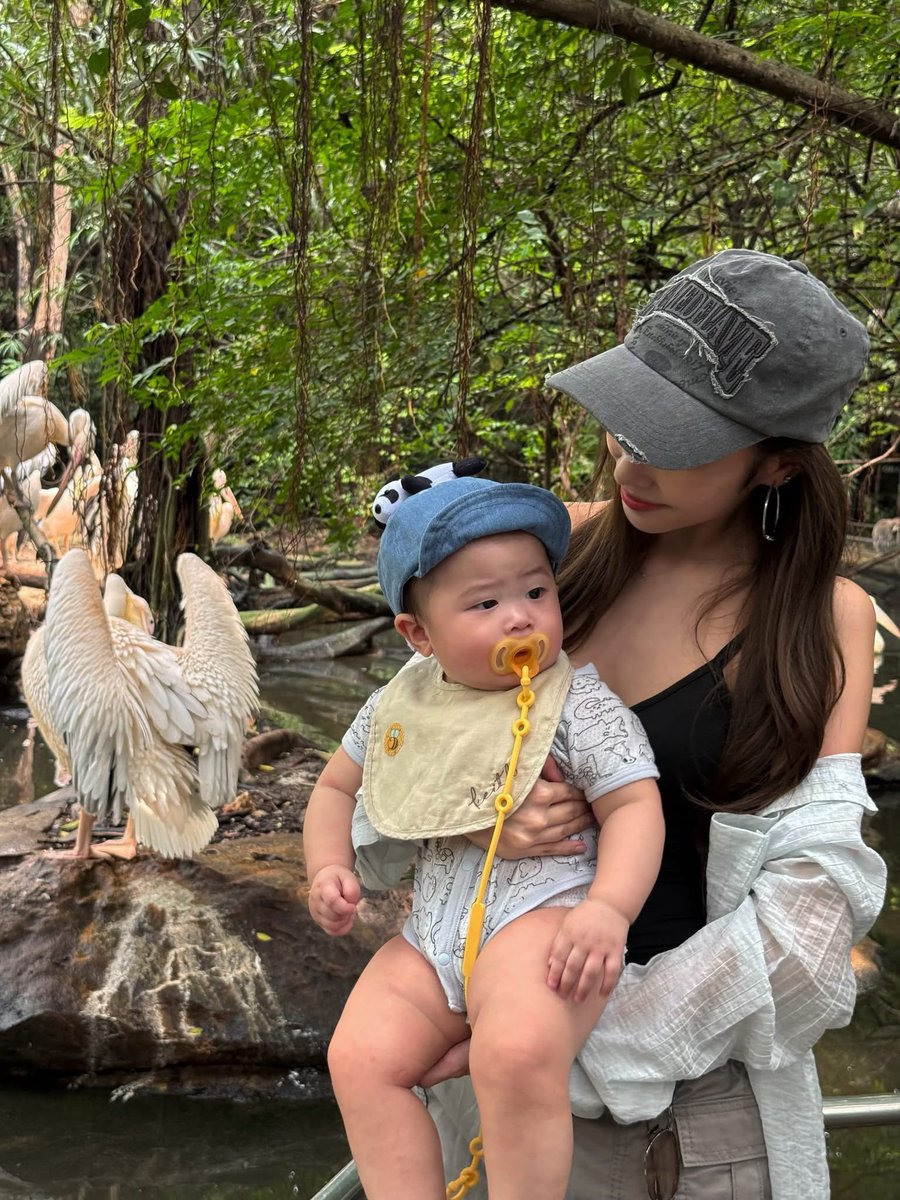 pttt236's tweet photo. น้องคีธรายล้อมไปด้วยสาว ๆ ในบ้านจริง ๆ วันนี้คุณยายแม่เนยป้าแจมและน้าพิกพาคีธคีธมาเที่ยวสวนสัตว์ค้าบ แต่แคปชั่นคือ “คีธพาน้าพิกมาสวนสัตว์” สรุปบ้านนี้ใครเลี้ยงใคร555555555555555555 https://t.co/jXd4wqM49B