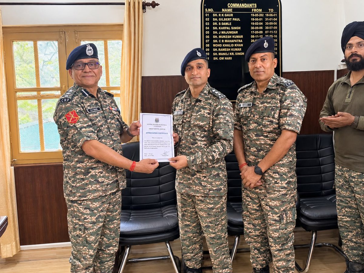 CRPF137BN's tweet photo. The Commandant of 137 Bn awarded a letter of appreciation.The Jawan was involved in the Joint Special Military Campaign "#Operationsohan" conducted by Sena, #CRPF and #Jkpolice from 25/08/26 to 19/09/26. All jawans bravery and courage while performing his duty.
#crpfudhampur https://t.co/HvUpenfHel