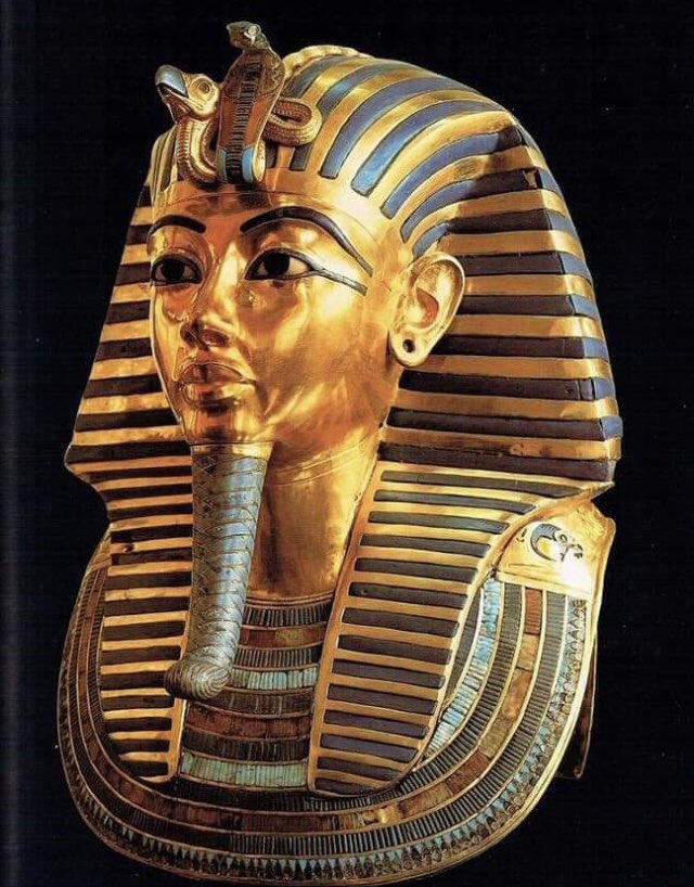 I_Abouelkheir's tweet photo. القناع الذى آجل الدفن من ٤٠ يوم إلى ٧٠ يوم
كانت وفاة الفرعون الصغير
#توت_عنخ_آمون فجاءة مما اربك الجميع حتى لم يكن لة مقبرة ملكية لسنة الصغير فتم تجهيز مقبرة صغيرة بسرعة
وتم صناعة القناع فى ٧٠ يوم وهو من الدهب النقى واللحامات من الفضة السائلة
ولا ترى بالعين
ولكن
كيف ثبات الالوان https://t.co/0czEL29LWQ