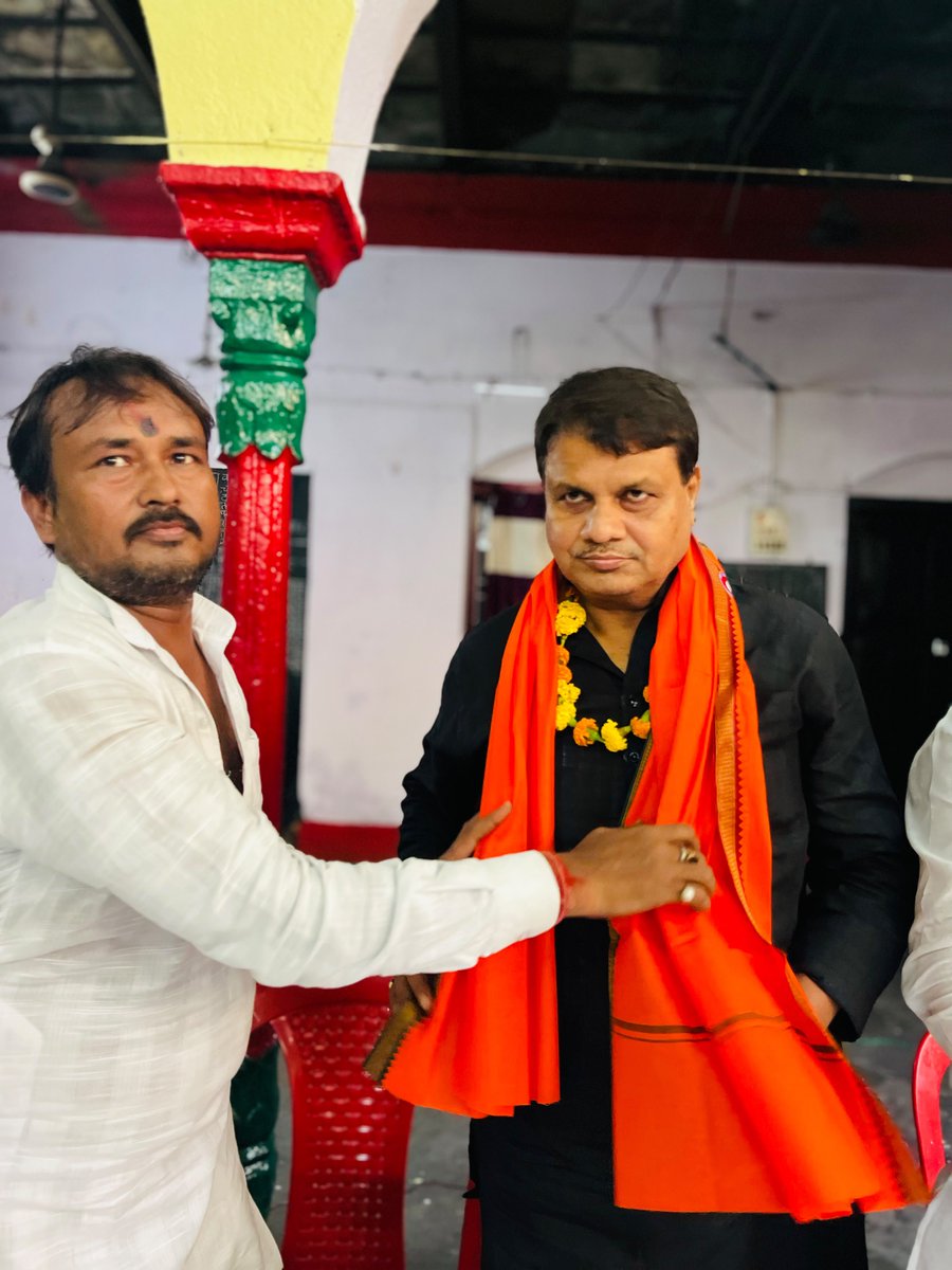 LjpSanjaykumar's tweet photo. “YOUTH बोले तो” — युवा जोश की हुंकार, युवा संकल्प की पहचान! 

पटना के गुलजारबाग, नीम की भाठी अंतर्गत ठाकुरबाड़ी मंदिर एवं संस्था परिसर में युवा साथियों से संवाद कर आगामी 24 सितंबर को पटना के वेटरनरी कॉलेज मैदान में आयोजित होने वाले भव्य “YOUTH बोले तो” कार्यक्रम को लेकर विस्तृत चर्चा की एवं सभी युवा साथियों को कार्यक्रम में शामिल होने का निमंत्रण दिया।

युवा केवल भविष्य नहीं, बल्कि वर्तमान की सबसे बड़ी ताकत हैं। उनकी ऊर्जा, सोच, प्रतिभा और संकल्प को एक मजबूत मंच देने के उद्देश्य से आयोजित यह कार्यक्रम युवा शक्ति को नई दिशा और नई आवाज़ देने का महत्वपूर्ण अवसर बनेगा।

इस अवसर पर लोक जनशक्ति पार्टी (रामविलास) के राष्ट्रीय अध्यक्ष एवं केंद्रीय मंत्री आदरणीय श्री Chirag Paswan जी का मार्गदर्शन एवं संबोधन युवा साथियों के लिए प्रेरणा का स्रोत रहेगा।

इस दौरान Lok Janshakti Party के श्री संजय पासवान जी, श्री राजू गुप्ता जी एवं लोक जनशक्ति पार्टी के नेता श्री जितेंद्र यादव जी सहित बड़ी संख्या में युवा साथी उपस्थित रहे।

आइए, 24 सितंबर को पटना के वेटरनरी कॉलेज मैदान में जुटें—
युवा ऊर्जा के साथ, युवा विचार के साथ और नए बिहार के संकल्प के साथ।

“YOUTH बोले तो” — युवा बोलेगा, युवा बढ़ेगा और युवा बिहार की नई तस्वीर गढ़ेगा! 

#YouthBoleTo #YuvaShakti #ChiragPaswan #LJP #LJPBihar #Saharsa #SimriBakhtiyarpur
#LokJanshaktiParty #ArunBharti #LokJanshaktiPartyBihar