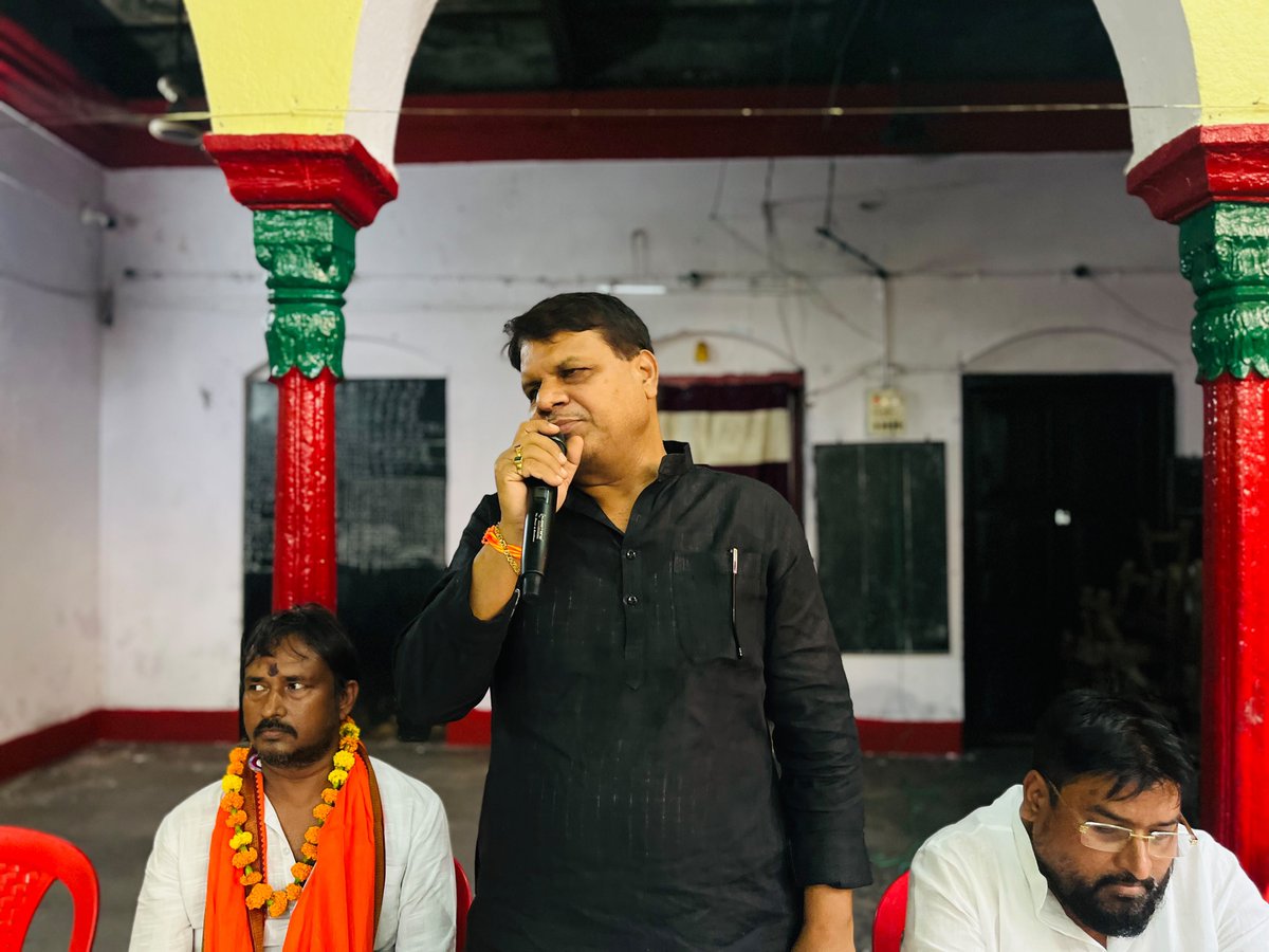 LjpSanjaykumar's tweet photo. “YOUTH बोले तो” — युवा जोश की हुंकार, युवा संकल्प की पहचान! 

पटना के गुलजारबाग, नीम की भाठी अंतर्गत ठाकुरबाड़ी मंदिर एवं संस्था परिसर में युवा साथियों से संवाद कर आगामी 24 सितंबर को पटना के वेटरनरी कॉलेज मैदान में आयोजित होने वाले भव्य “YOUTH बोले तो” कार्यक्रम को लेकर विस्तृत चर्चा की एवं सभी युवा साथियों को कार्यक्रम में शामिल होने का निमंत्रण दिया।

युवा केवल भविष्य नहीं, बल्कि वर्तमान की सबसे बड़ी ताकत हैं। उनकी ऊर्जा, सोच, प्रतिभा और संकल्प को एक मजबूत मंच देने के उद्देश्य से आयोजित यह कार्यक्रम युवा शक्ति को नई दिशा और नई आवाज़ देने का महत्वपूर्ण अवसर बनेगा।

इस अवसर पर लोक जनशक्ति पार्टी (रामविलास) के राष्ट्रीय अध्यक्ष एवं केंद्रीय मंत्री आदरणीय श्री Chirag Paswan जी का मार्गदर्शन एवं संबोधन युवा साथियों के लिए प्रेरणा का स्रोत रहेगा।

इस दौरान Lok Janshakti Party के श्री संजय पासवान जी, श्री राजू गुप्ता जी एवं लोक जनशक्ति पार्टी के नेता श्री जितेंद्र यादव जी सहित बड़ी संख्या में युवा साथी उपस्थित रहे।

आइए, 24 सितंबर को पटना के वेटरनरी कॉलेज मैदान में जुटें—
युवा ऊर्जा के साथ, युवा विचार के साथ और नए बिहार के संकल्प के साथ।

“YOUTH बोले तो” — युवा बोलेगा, युवा बढ़ेगा और युवा बिहार की नई तस्वीर गढ़ेगा! 

#YouthBoleTo #YuvaShakti #ChiragPaswan #LJP #LJPBihar #Saharsa #SimriBakhtiyarpur
#LokJanshaktiParty #ArunBharti #LokJanshaktiPartyBihar