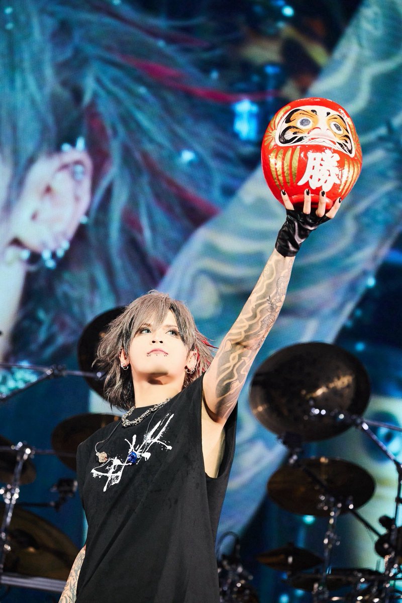royz_214_subaru's tweet photo. 日本武道館やったら、ステージで目を入れてくれって
家族達が預けてくれた約束のダルマ https://t.co/XugHxfAo6Q