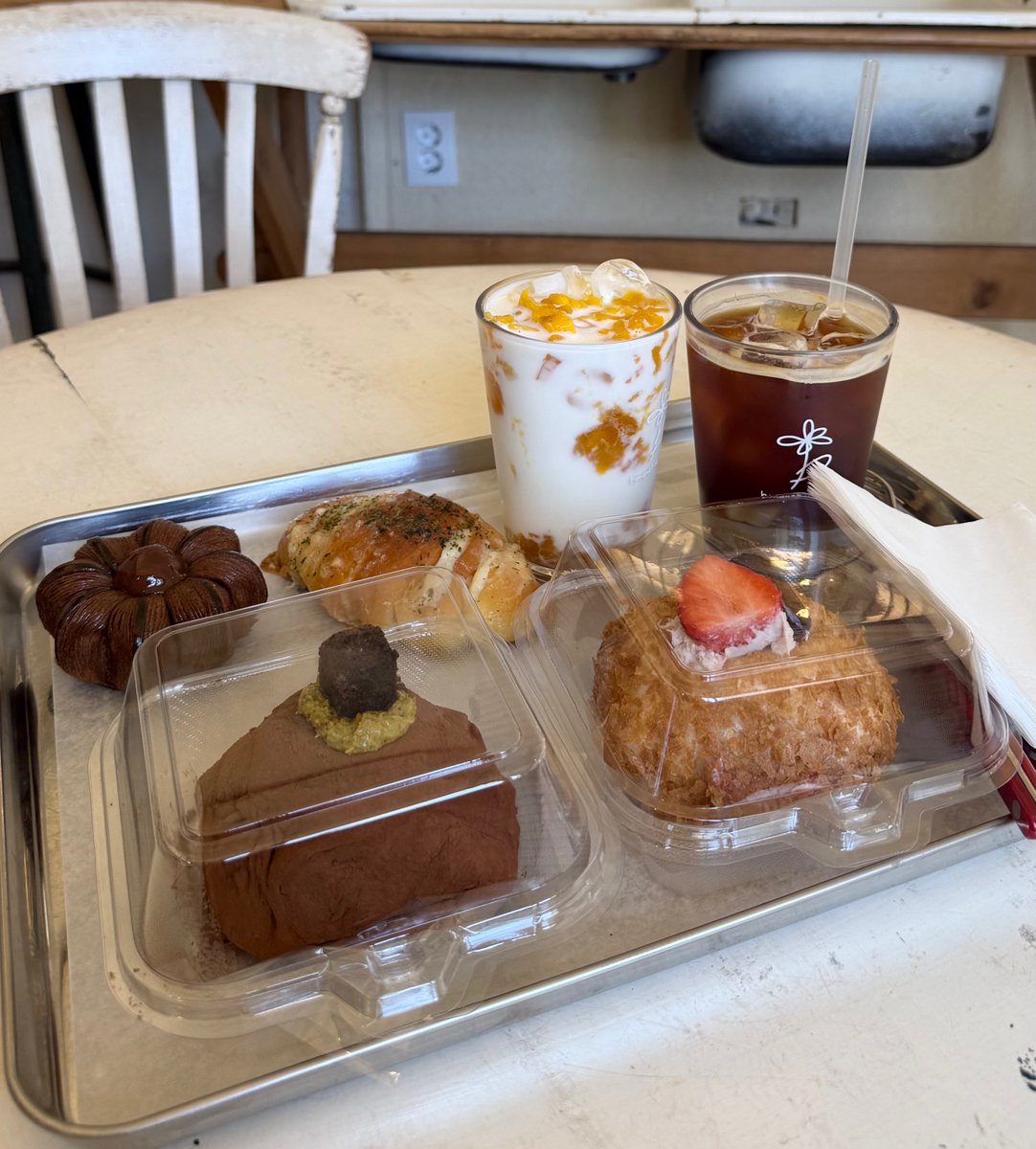 kirarevo22's tweet photo. フルーツ餅は重すぎてあんまりおすすめしないけど奥のガーリック塩パン？？は最高だったよ、中にクリームチーズ入ってた🤤 https://t.co/ZzI4NYNgzR