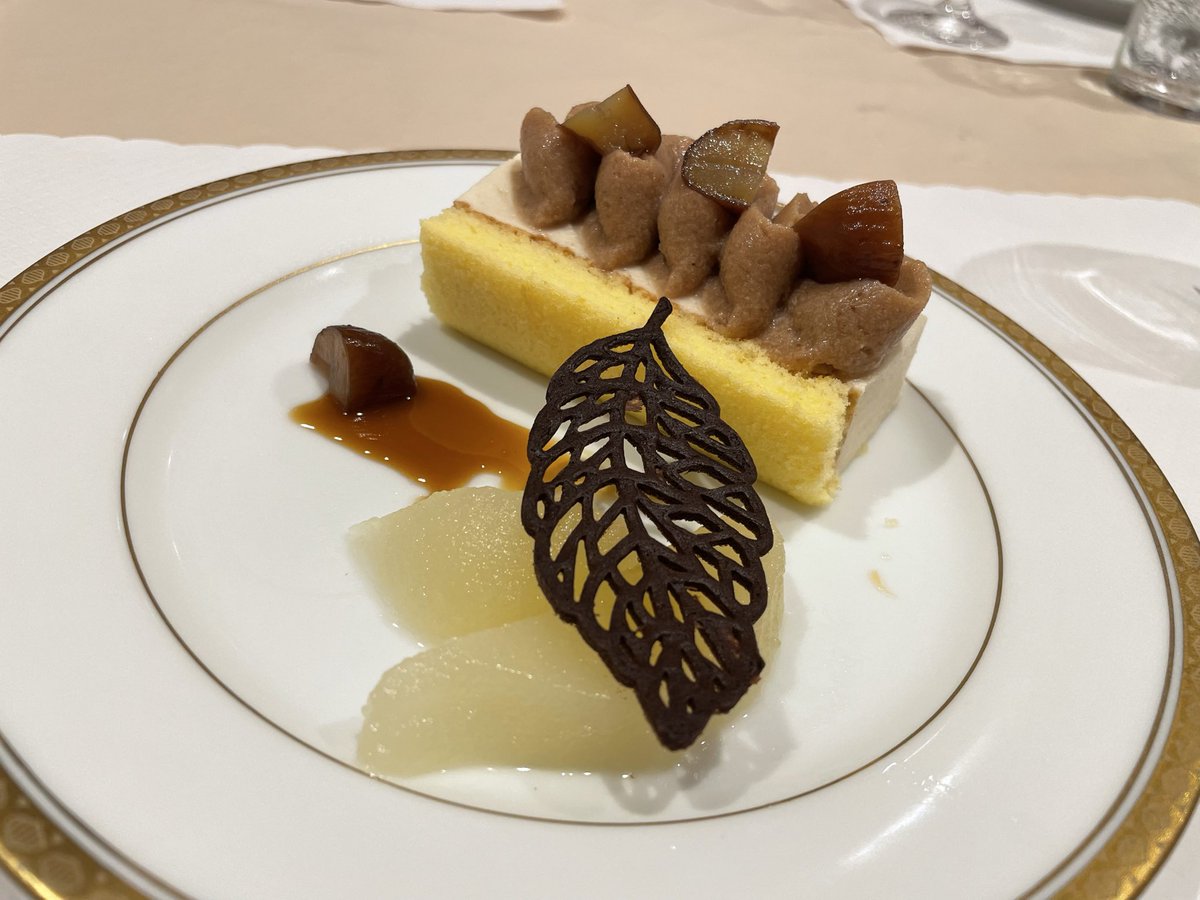 omuron_0916's tweet photo. お祝いディナー🥂
テーブルに2人目出産ママたちで集まったから、1人目と2人目出産の違いと今後の不安について話し合う会だった(笑) https://t.co/2Xd0XA0LyA
