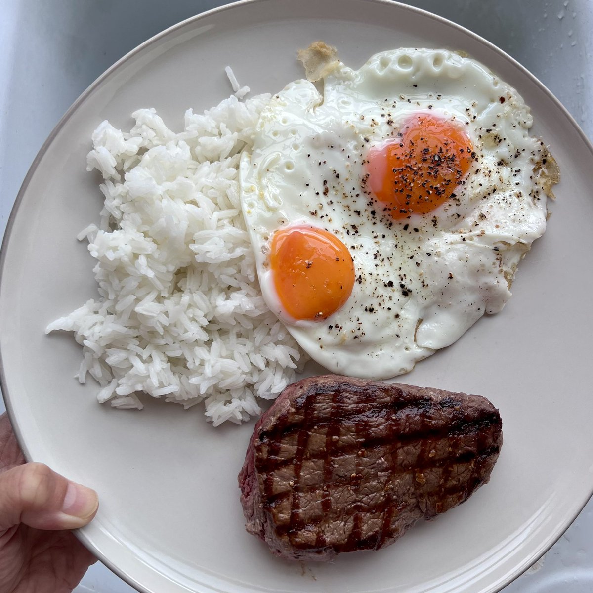bellaphon's tweet photo. M&amp;S Collection Amarone 2023.
Steak, sunny-side ups and hom mali.
.
.
.
#fillet #eggs
#wein #vinho #wine #vino #winepairing #Italianwine #Valpolicella #vinoitaliano #amarone
#londonfood #londoneats #jancisglass https://t.co/8Oy74SvqTK