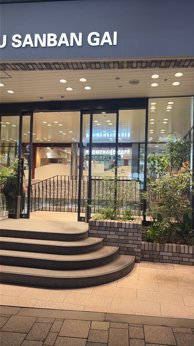 _nunichan's tweet photo. 3番街の入り口付近に手作りうさぎが落ちてました😭ビックエコーの向かいの道でりそな銀行の辺りです😭
雨に濡れないように梅田フードホールへの入り口、屋根のあるところに置いています😭
持ち主さんへ届けてあげてください😭

#拡散希望 
#ちいかわ 
#うさぎ https://t.co/5W2MiJ9Qpf