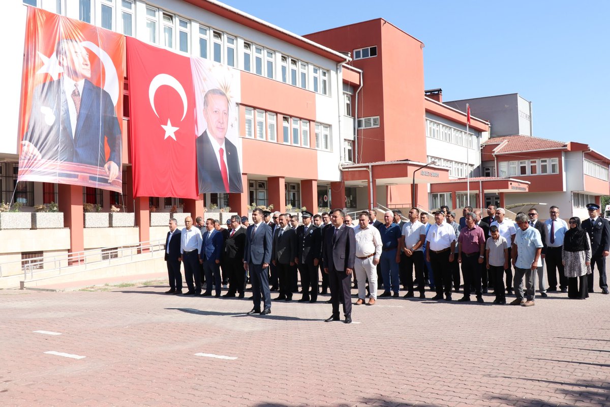 ImamogluKay's tweet photo. Kaymakamımız Sn. İbrahim ŞENKON, İlçe protokolü ile birlikte 19 Eylül Gaziler Günü vesilesiyle düzenlenen Çelenk Törenine katıldı. Törene müteakip gazilerimiz ile bir araya geldi. https://t.co/Y2oozdjzeF