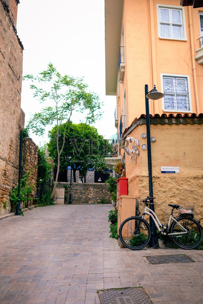 GenesisCleyxc's tweet photo. Bicicleta aparcada al lado de un café con azúcar morena, el sol cae suavemente en la calle de adoquines. https://t.co/E8fSNwS28Z