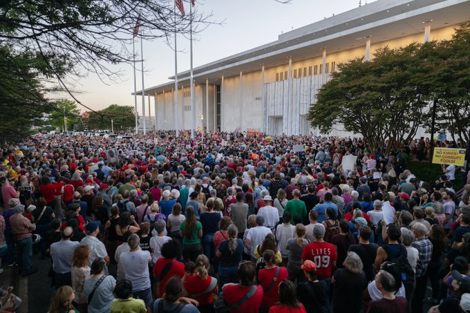 Monaheart1229's tweet photo. The crowd that showed up for the 'Hands Around The Kennedy Center' protest yesterday👇
Absolutely spectacular
THIS is how it's done, kids ..
And I suspect we'll be doing a lot more of this in the next 2 years
Are you ready?
(picture: WaPo) https://t.co/Obh8Z20j9w