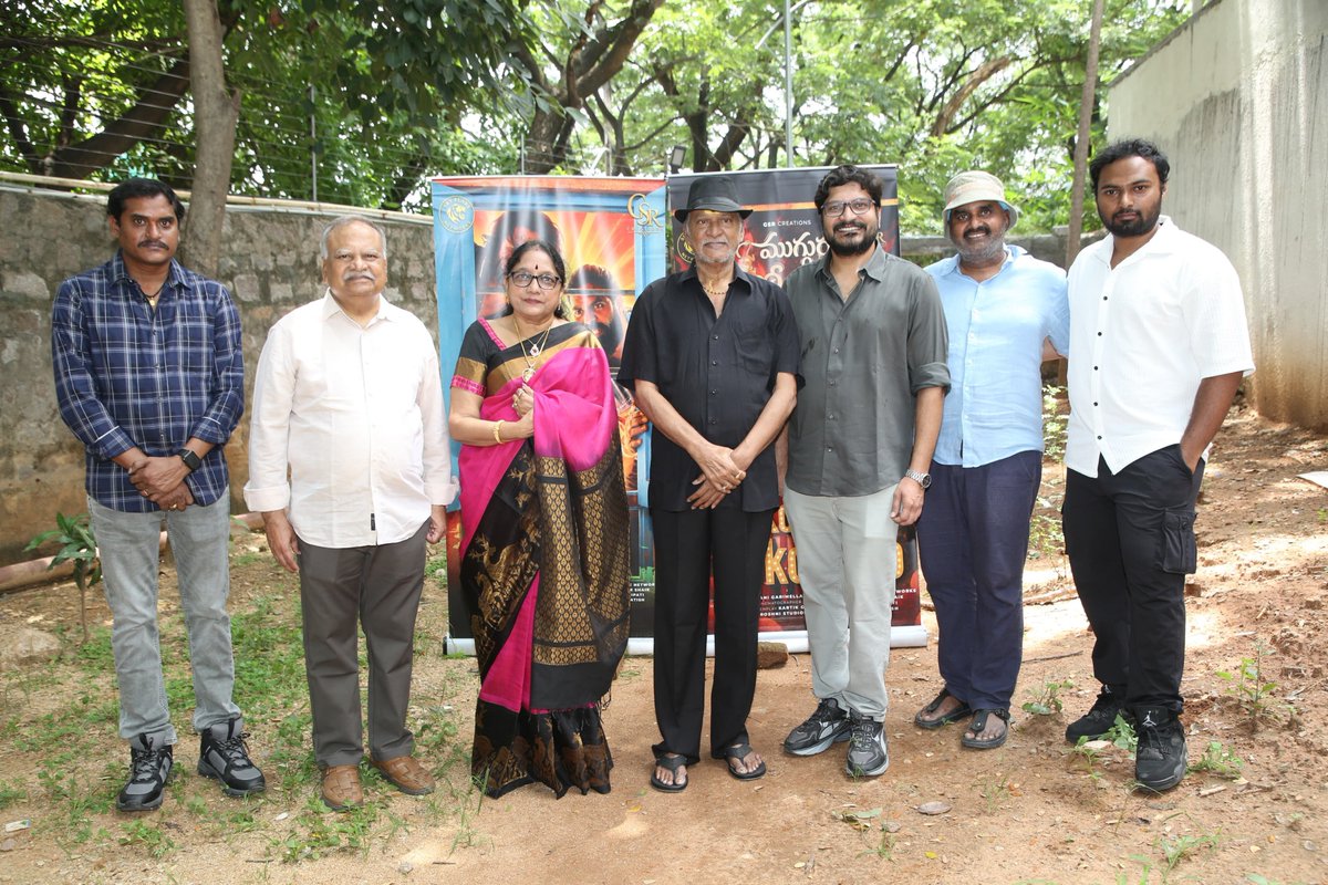 Telugu70mmweb's tweet photo. Mass, madness & music!
Natakireeti Dr. #RajendraPrasad garu launched the energetic ‘#KokoKokoroko’ song from #MugguruKothulu!
Get ready to groove to this massy number!
https://t.co/a6lvFU30TZ
Director: @GarimellaKartik
Music: #SSuhas
Produced by: #ShobhaRaniGarimella
Co-Produced by: #SkyFlareNetworks
Lyrics: #JagadeeshBusayavalasa
