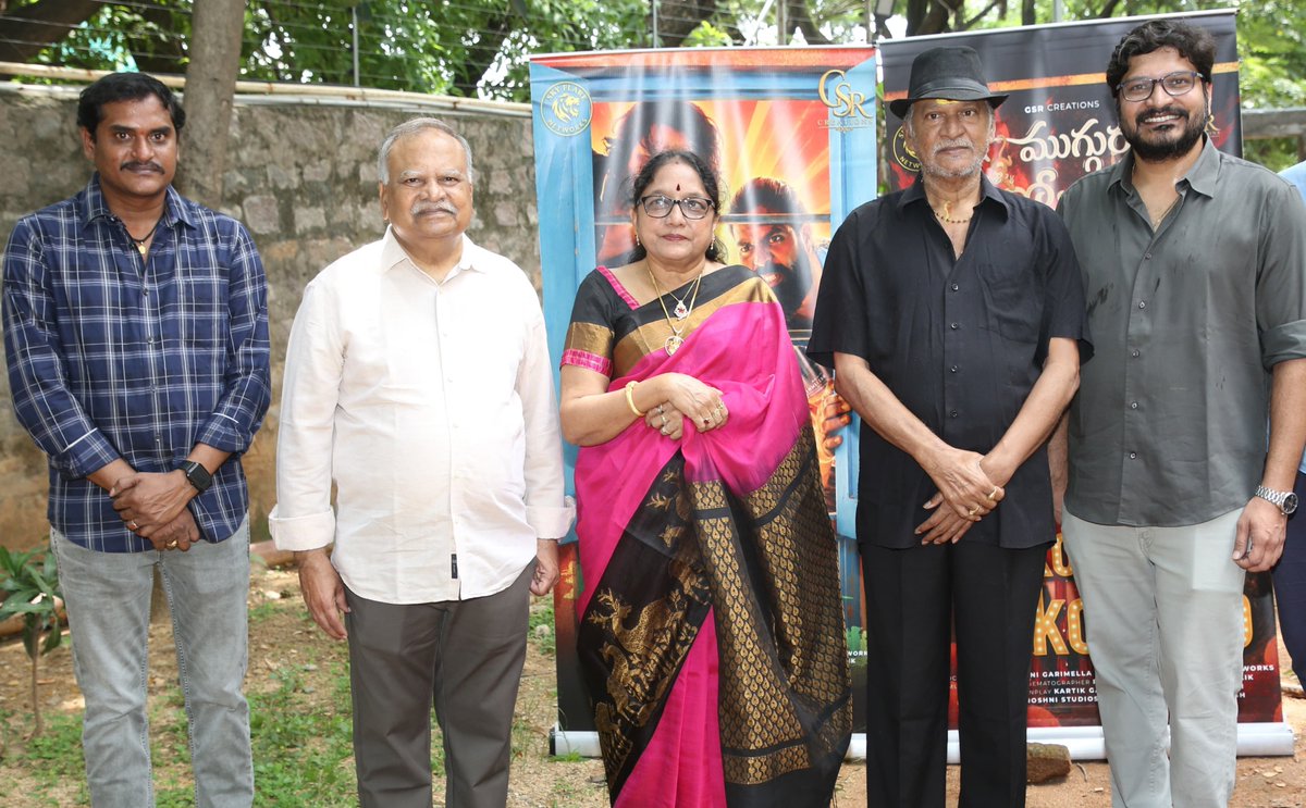 Telugu70mmweb's tweet photo. Mass, madness & music!
Natakireeti Dr. #RajendraPrasad garu launched the energetic ‘#KokoKokoroko’ song from #MugguruKothulu!
Get ready to groove to this massy number!
https://t.co/a6lvFU30TZ
Director: @GarimellaKartik
Music: #SSuhas
Produced by: #ShobhaRaniGarimella
Co-Produced by: #SkyFlareNetworks
Lyrics: #JagadeeshBusayavalasa