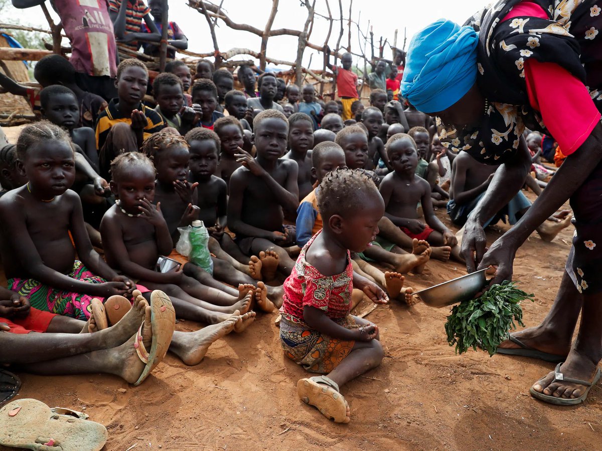 HorrorHijabi's tweet photo. Currently as we speak, Sudan is facing one of the WORST humanitarian crisis’s right now because of the UAE.  Now, I don’t know why everyone commenting this believes the people asking for a UAE boycott somehow support America but Sudan is being actively ignored by EVERYONE https://t.co/cn3EtKwRsH