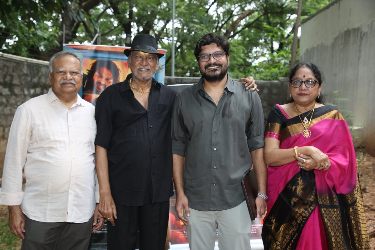 Telugu70mmweb's tweet photo. Mass, madness & music!
Natakireeti Dr. #RajendraPrasad garu launched the energetic ‘#KokoKokoroko’ song from #MugguruKothulu!
Get ready to groove to this massy number!
https://t.co/a6lvFU30TZ
Director: @GarimellaKartik
Music: #SSuhas
Produced by: #ShobhaRaniGarimella
Co-Produced by: #SkyFlareNetworks
Lyrics: #JagadeeshBusayavalasa
