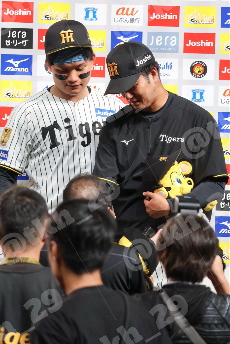 tkh_29's tweet photo. すぐに後輩感でちゃうはるとさん^> ̫<^🫵🏻

1番年下なの？ってにやにやした🤣

2026.09.17 📍阪神甲子園球場
#髙橋遥人 選手
#森下翔太 選手
#大山悠輔 選手 https://t.co/Od9Un6uNle